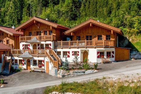 Ferienhaus direkt an der Piste - Berghof Chalet Flachau